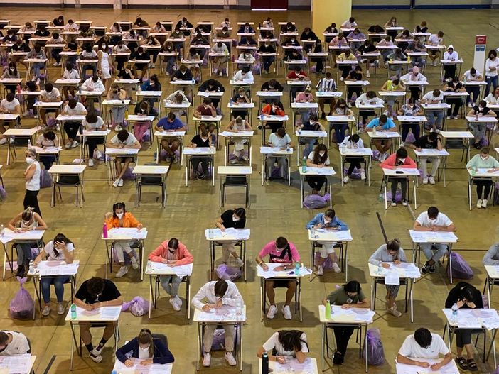 Il test di ingresso a Busto. Sotto, foto di gruppo a Malpensafiere, da sinistra: Francesco Grossi, Giulio Carcano, Luigina Guasti, Alberto Passi e Fausto Sessa