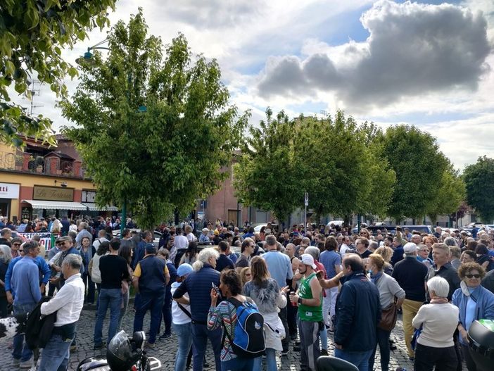 Tensioni e assembramenti di fronte alla torteria di Chivasso: &quot;Libertà&quot; grida un centinaio di persone