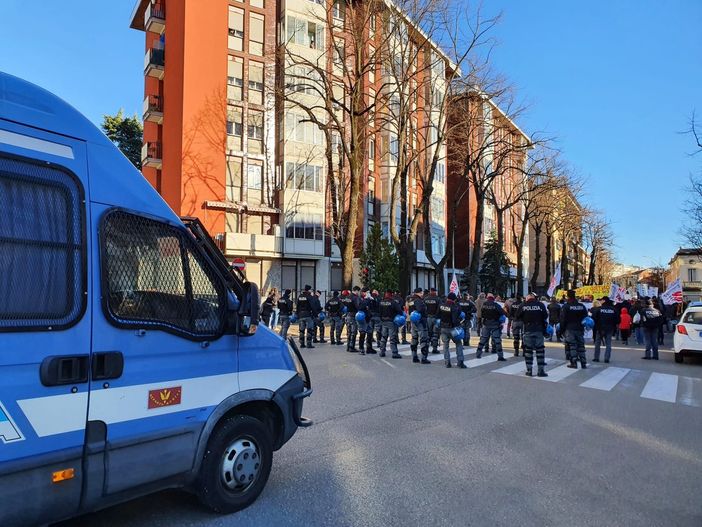 «No Green pass». Ma anche carovita e guerra: in 500 attraversano Busto «No Green pass». Ma anche carovita e guerra: in 500 attraversano Busto