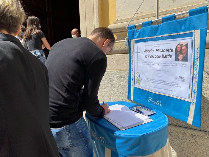 Un momento dei funerali di Vittorio, Elisabetta e Mattia Zorloni Un momento dei funerali di Vittorio, Elisabetta e Mattia Zorloni