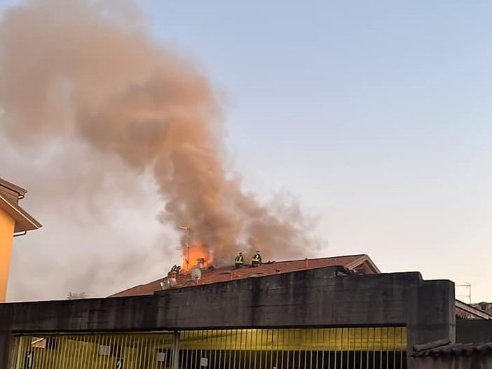 L'incendio in via Sciesa a Vedano (foto tratta da sei di Vedano Olona se) L'incendio in via Sciesa a Vedano (foto tratta da sei di Vedano Olona se)