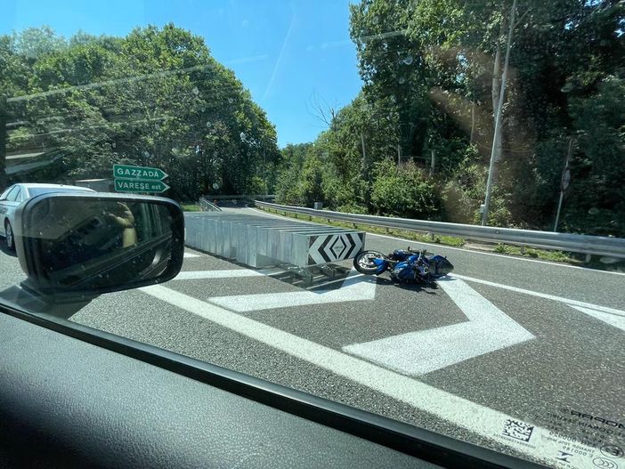 Scontro tra un'auto e una moto in A8: due feriti e code Scontro tra un'auto e una moto in A8: due feriti e code