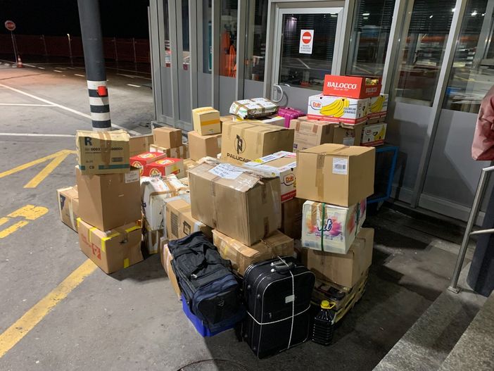 Importa in Svizzera illegalmente salsicce, salumi, scarpe e olio d'oliva: fermato e multato Importa in Svizzera illegalmente salsicce, salumi, scarpe e olio d'oliva: fermato e multato