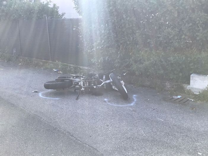 Bisuschio, scontro tra una moto e un furgone della nettezza urbana: paura per un ragazzo di 18 anni