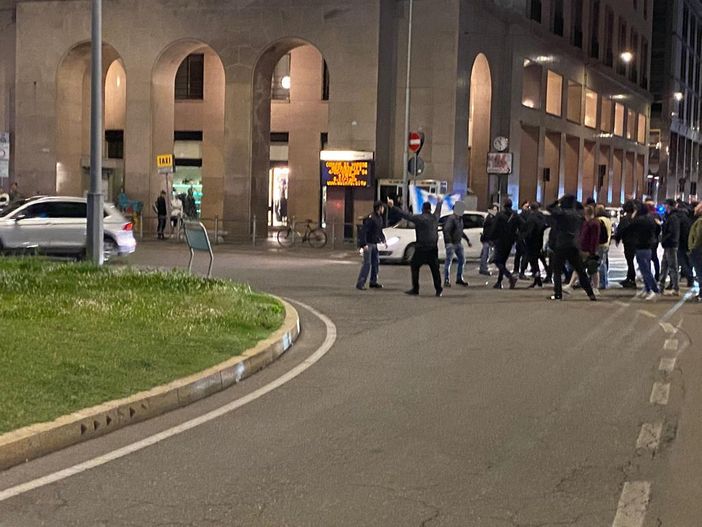 Una delle due uniche macchine con a bordo i tifosi del Napoli che sono riusciti a passare da piazza Monte Grappa