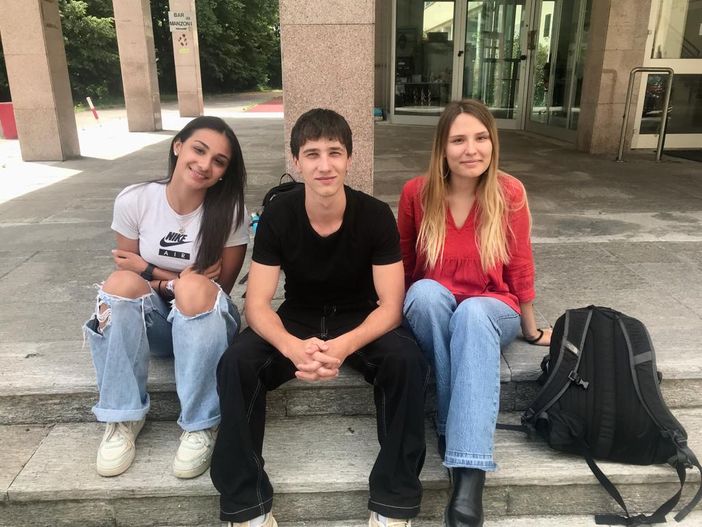 Gli studenti all'uscita da scuola dopo la prima prova