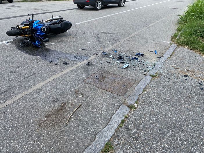FOTO. Schianto tra un'auto e una moto all'incrocio: due feriti a Busto