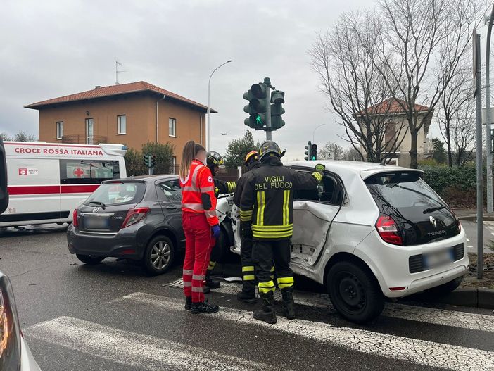 FOTO - Scontro tra due auto, paura in via Magenta a Busto