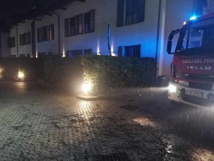 FOTO. Vergiate, cade un albero e finisce su un B&amp;B: danni al tetto e a un furgone