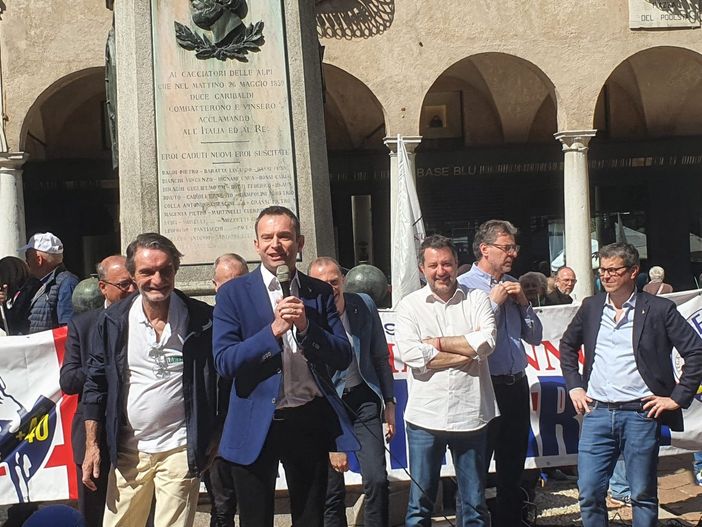 Salvini sul palco di Varese