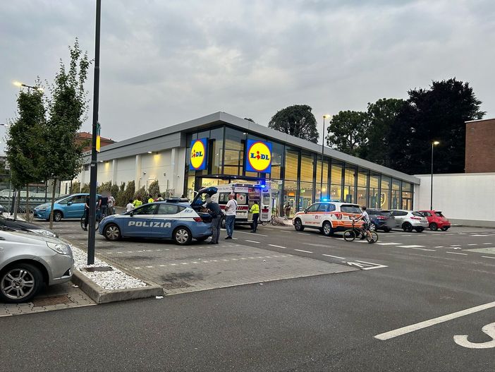 Rissa nel parcheggio della Lidl a Busto: un uomo finisce a terra privo di sensi