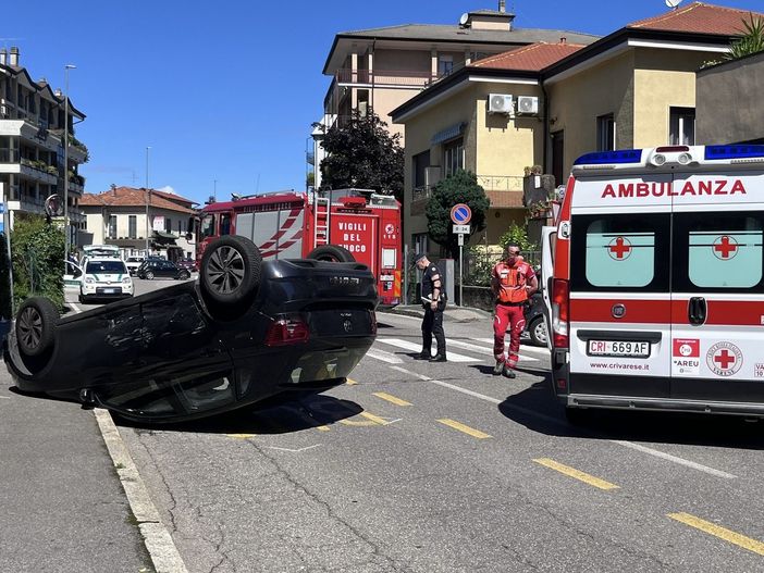 FOTO. Schianto e auto ribaltata in via Crispi: ferita donna di 33 anni