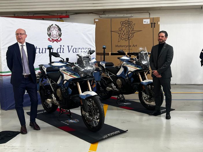 Il questore di Varese Carlo Mazza (a sinistra) e il CEO di MV Agusta Luca Martin in posa con le due moto da Enduro donate oggi alla Polizia di Varese
