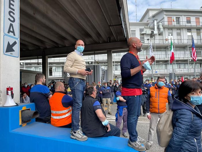 Sciopero e presidio di sindacati, rsu e lavoratori alla Whirlpool di Cassinetta in una foto da Facebook