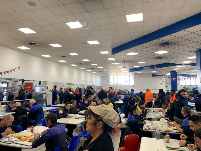 Le lavoratrici della mensa della Whirlpool di Cassinetta non mollano. Oggi altro sciopero: «Pronte a fermarci ancora» Le lavoratrici della mensa della Whirlpool di Cassinetta non mollano. Oggi altro sciopero: «Pronte a fermarci ancora»