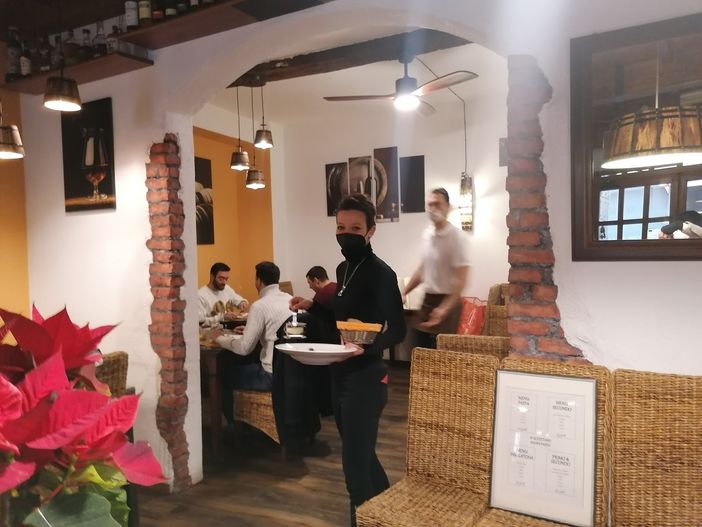 #IoApro. Controlli e sanzioni di polizia e vigili nei locali aperti a Varese. Zanzi: «La legge va rispettata anche se da imprenditore posso capirli»