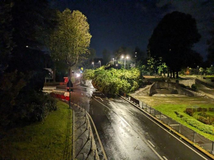 Saronno, i danni della tempesta notturna: capannoni scoperchiati, tapparelle strappate e insegne in frantumi
