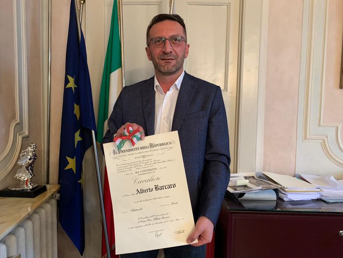 Al consigliere Alberto Barcaro l'onorificenza di Cavaliere: «Non esiste onore più grande»