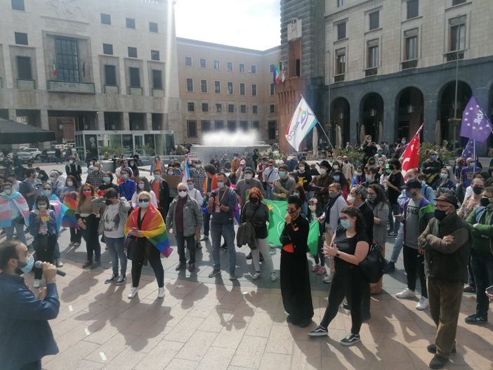 VIDEO. Varese, centinaia in piazza Monte Grappa per il decreto di legge Zan. «Lottiamo da 15 anni. Basta discutere...»