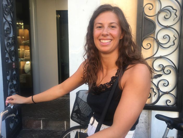 Arianna Castiglioni in centro a Busto e sotto con Alessandra Ceccuzzi e Antonio Tosi ul Pedèla