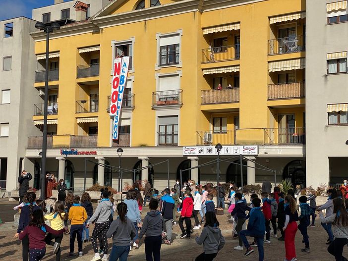 Malnate, bambini in piazza con un flashmob contro il bullismo Malnate, bambini in piazza con un flashmob contro il bullismo