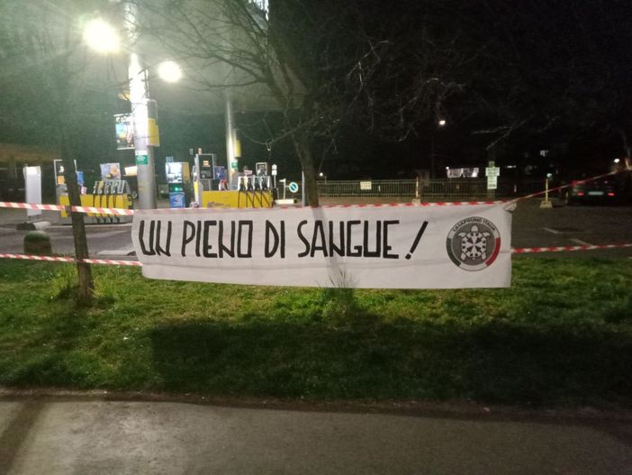 Caro benzina, blitz di CasaPound a Varese: distributori sigillati, “fammi il pieno di sangue”