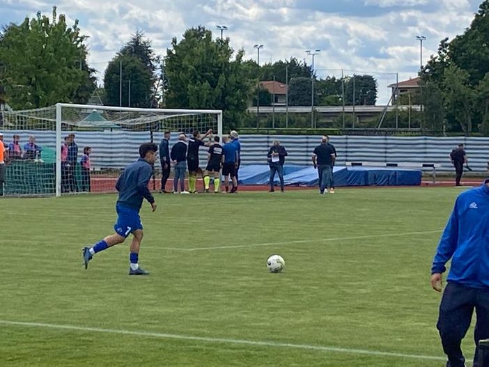 Si scava per garantire l'altezza regolare delle porte sul campo di Carate Brianza prima della finale play out Si scava per garantire l'altezza regolare delle porte sul campo di Carate Brianza prima della finale play out