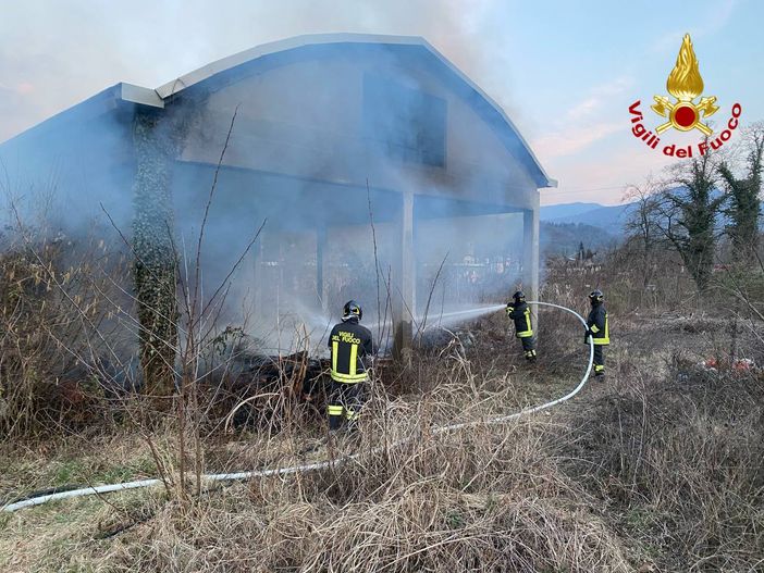 FOTO. Capannone abbandonato in fiamme: a Mesenzana arrivano i vigili del fuoco