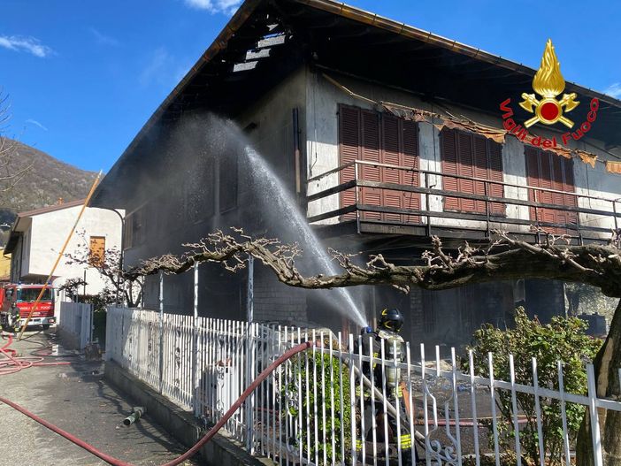 FOTO E VIDEO. Villetta in fiamme a Casalzuigno, intervento in forze dei vigili del fuoco. Il sindaco &quot;soccorre&quot; i vicini di casa