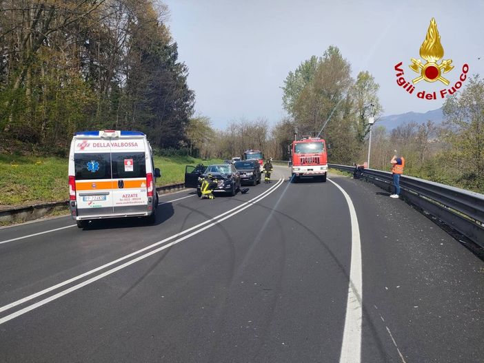 FOTO. Auto con rimorchio si scontra con un'altra macchina sulla Provinciale a Buguggiate: soccorsi una ragazza e un bimbo di 2 anni FOTO. Auto con rimorchio si scontra con un'altra macchina sulla Provinciale a Buguggiate: soccorsi una ragazza e un bimbo di 2 anni