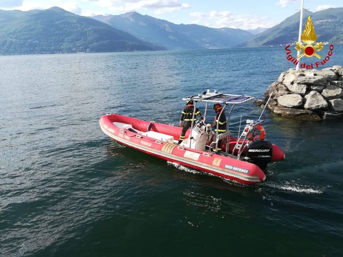 Alla deriva sulle acque del Lago Maggiore: turisti tedeschi salvati dai vigili del fuoco