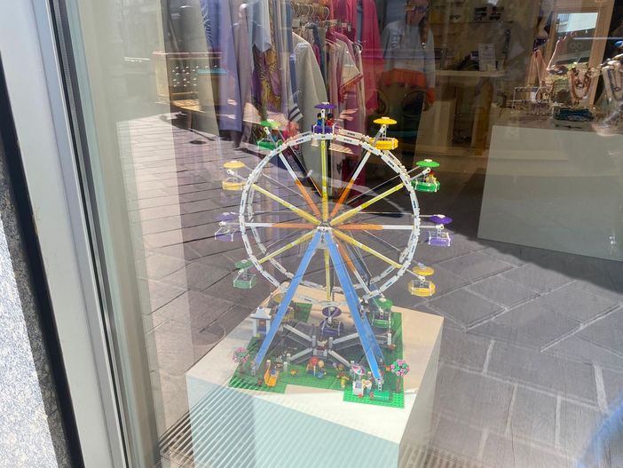 I Lego fioriti nelle vetrine di Busto