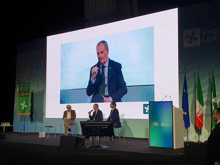 Il ministro Calderoli a un evento di Regione Lombardia