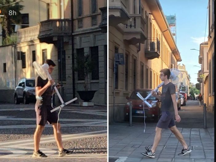 Il ragazzo accaldato a passeggio con il ventilatore spopola sui social Il ragazzo accaldato a passeggio con il ventilatore spopola sui social
