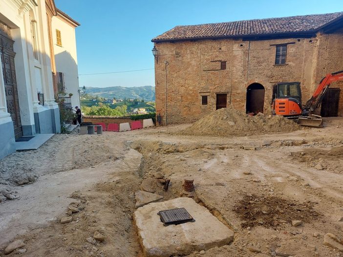 Ilenia e Carlo, questo matrimonio s'ha da fare. Ma l'ostacolo al giorno più bello è un cantiere davanti alla chiesa