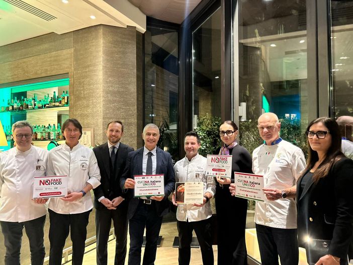 Claudio Colombo (quinto da sinistra) dopo aver ricevuto il Premio per il Migliore Panettone Artigianale della Lombardia Claudio Colombo (quinto da sinistra) dopo aver ricevuto il Premio per il Migliore Panettone Artigianale della Lombardia