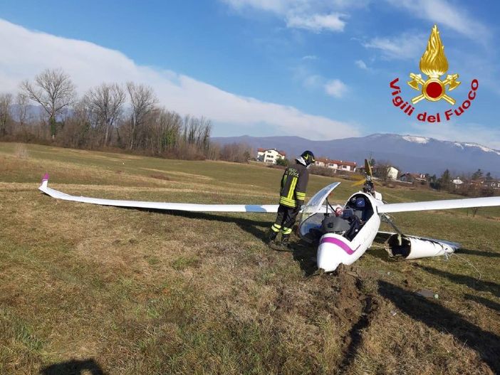 Bardello, atterraggio di emergenza per un aliante: paura per due uomini