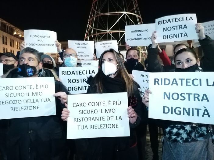 Negozi chiusi, appello dopo la protesta: «Il commercio ha fatto sentire la sua voce. Ora subito aiuti concreti» Negozi chiusi, appello dopo la protesta: «Il commercio ha fatto sentire la sua voce. Ora subito aiuti concreti»