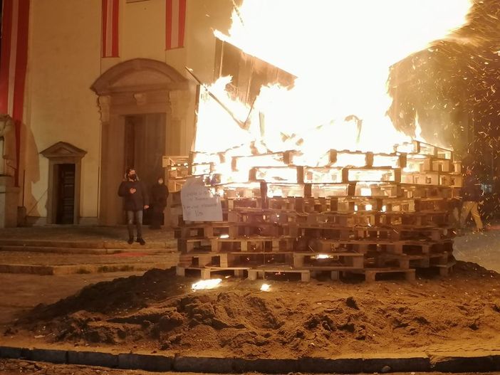 Annullato il falò di Sant'Antonio, ma i Monelli restano tali: «Troveremo un modo per mantenere viva la tradizione del fuoco»
