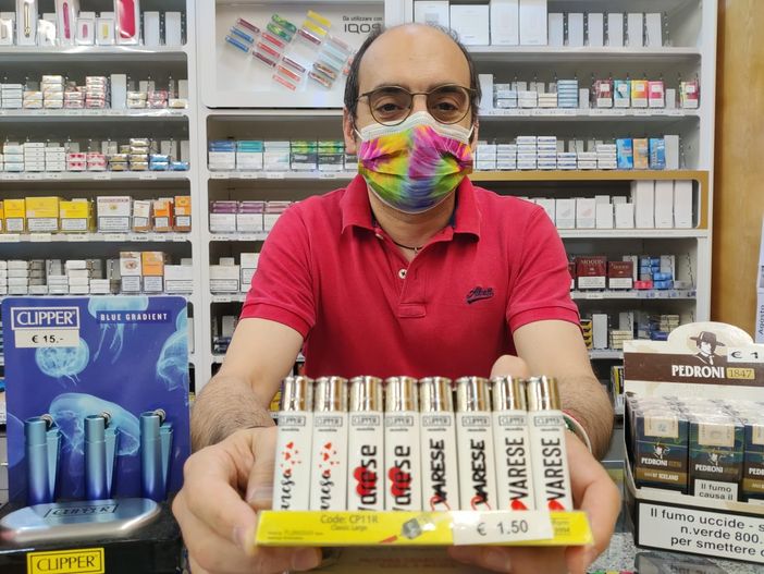 Varese, è gadget mania della Città Giardino: magneti, tazze, cartoline, candele e anche gli accendini brandizzati