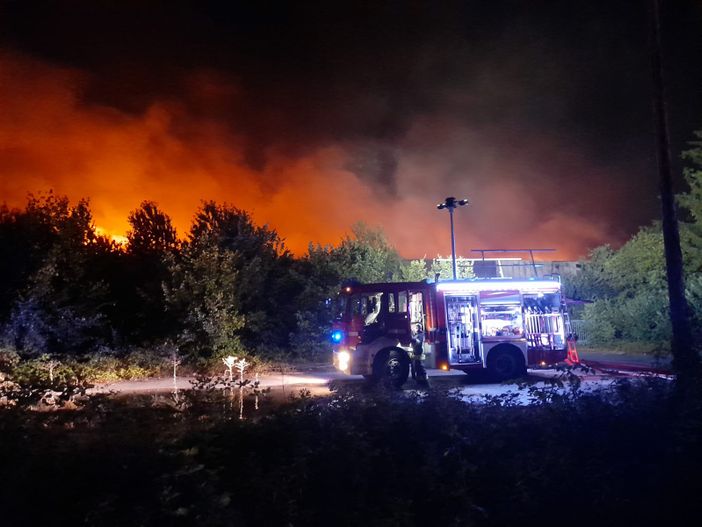 FOTO Garbagnate, maxi incendio nell’ex fabbrica. Fuoco ed esplosioni, case evacuate FOTO Garbagnate, maxi incendio nell’ex fabbrica. Fuoco ed esplosioni, case evacuate