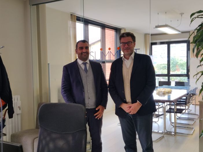 FOTO e VIDEO. Giorgetti in visita alle aziende di Varese: «Qui c’è l’Italia che lavora, produce e mantiene il sistema»