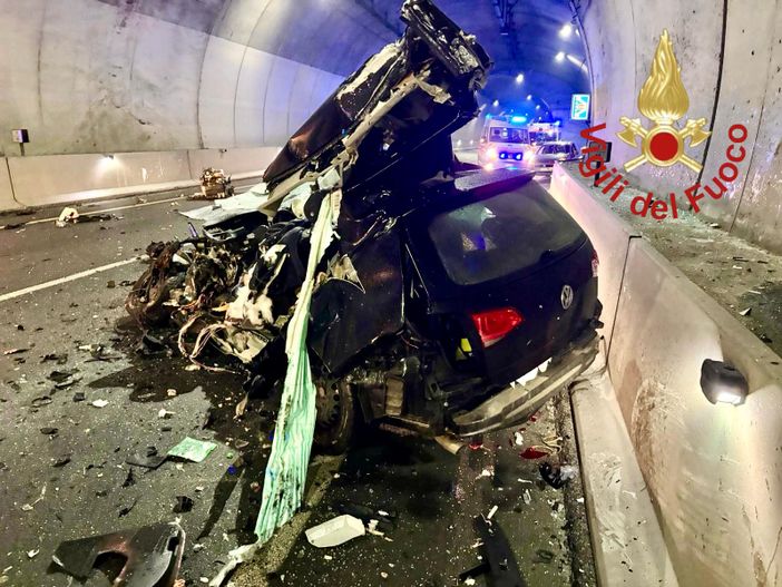 Le immagini del terribile schianto in galleria della scorsa notte nel Comasco Le immagini del terribile schianto in galleria della scorsa notte nel Comasco