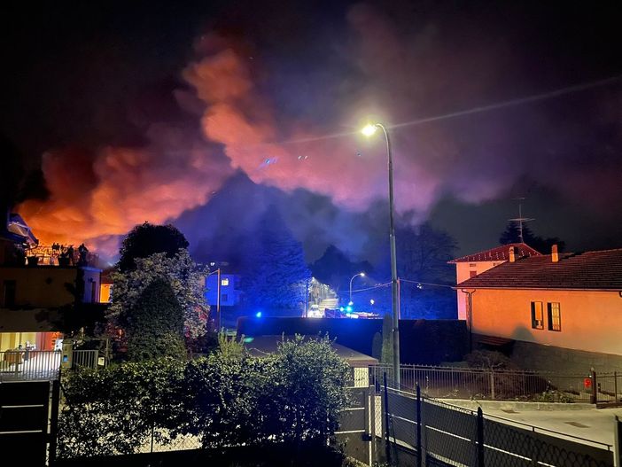 FOTO e VIDEO. Fiamme e fumo in via Oriani. A fuoco i tetti di due case, zona senza corrente