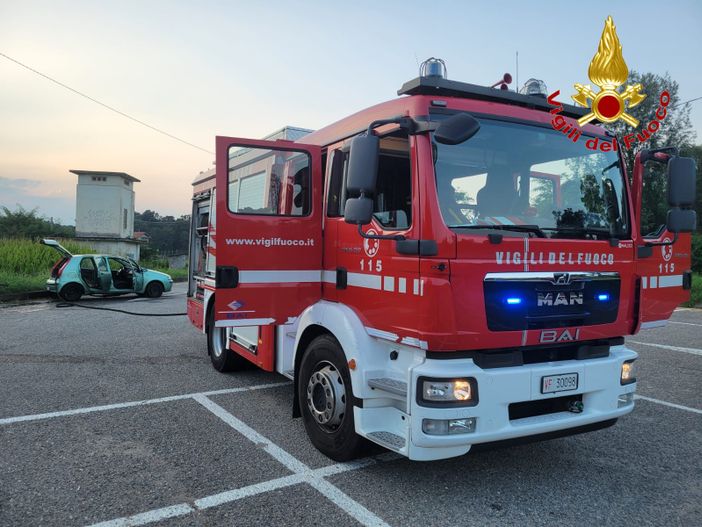 Le fiamme circoscritte a Casciago (a sinistra) e a Cadrezzate con Osmate (destra) Le fiamme circoscritte a Casciago (a sinistra) e a Cadrezzate con Osmate (destra)