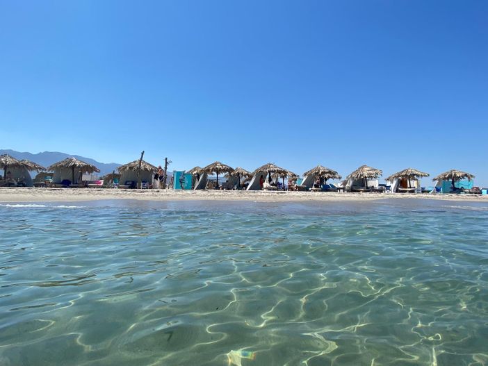 Isola di Kos, Grecia: a Vangelis Beach un ombrellone e tre lettini costano 20 euro al giorno, ma in molte spiagge siamo sui 12 o 15 euro. E sembra di stare in paradiso Isola di Kos, Grecia: a Vangelis Beach un ombrellone e tre lettini costano 20 euro al giorno, ma in molte spiagge siamo sui 12 o 15 euro. E sembra di stare in paradiso