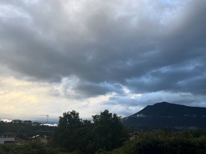 Risveglio fresco e nuvoloso a Leggiuno (foto NaturalMeteo) e in provincia di Varese