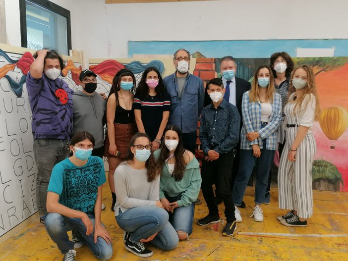 I ragazzi del Liceo Frattini "vestono" la sede di Acsm Agam