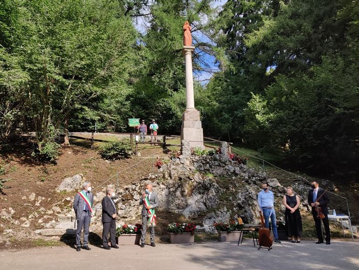 FOTO E VIDEO. Monsignor Delpini al Campo dei Fiori per la statua della Madonnina: «Veglia dall’alto su tutti noi» FOTO E VIDEO. Monsignor Delpini al Campo dei Fiori per la statua della Madonnina: «Veglia dall’alto su tutti noi»