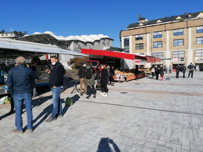 Polemica sul mercato, il centrodestra risponde: «Nessuno spostamento, ma così non va bene»